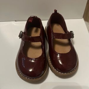 Old navy maroon chunky ballet shoes size 5. Velcro.